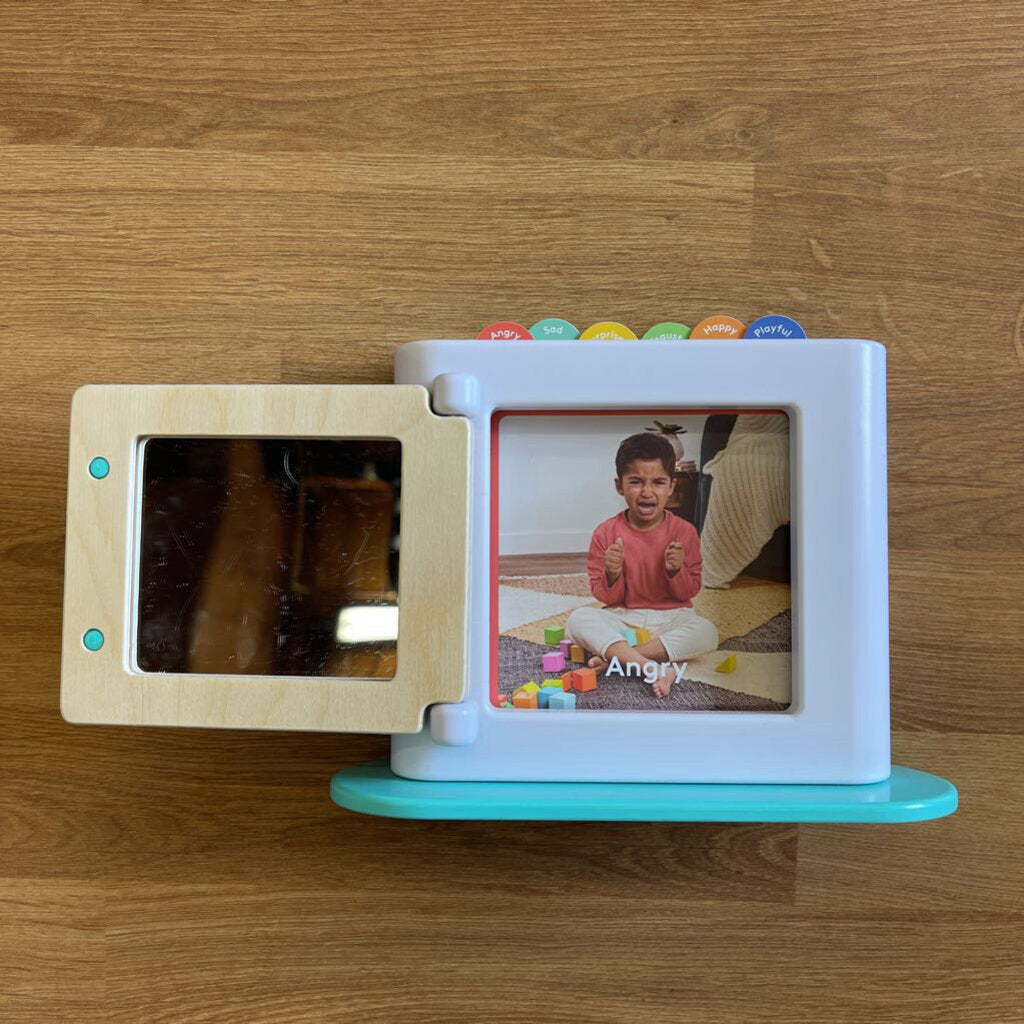 Lovevery Emotions Mirror