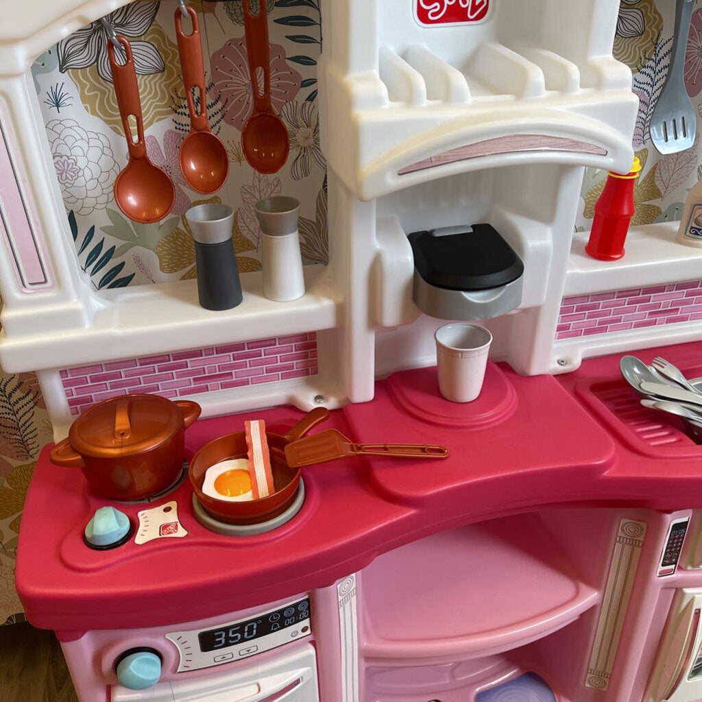 Step 2 Kitchen w/ Accessories