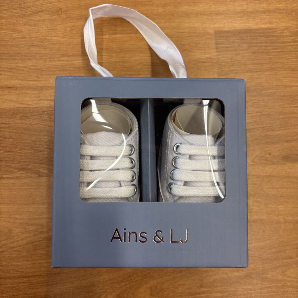 NEW Ains & LJ White Crib Shoes