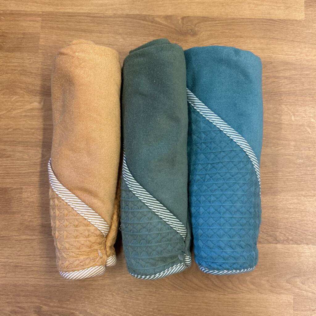 NWOT Set of 3 Hoodie Towels