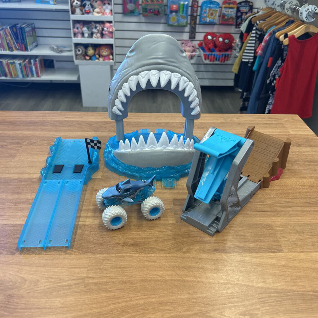 Monster Jam, Official Megalodon Mayhem Playset