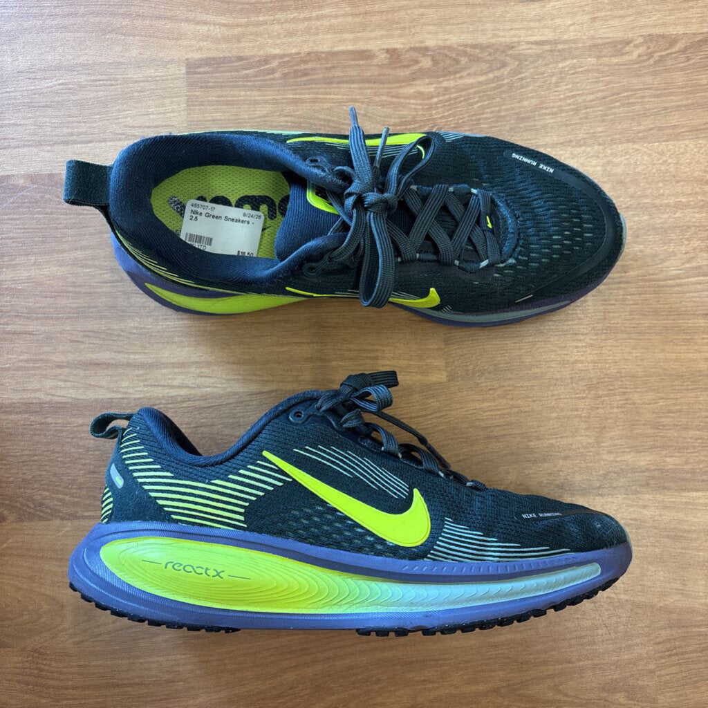 Nike Green Sneakers - 2.5