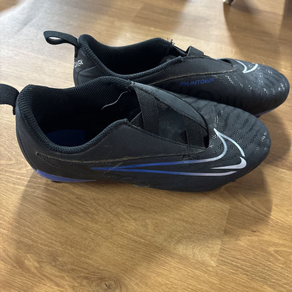 Nike Soccer Cleats - 3.5