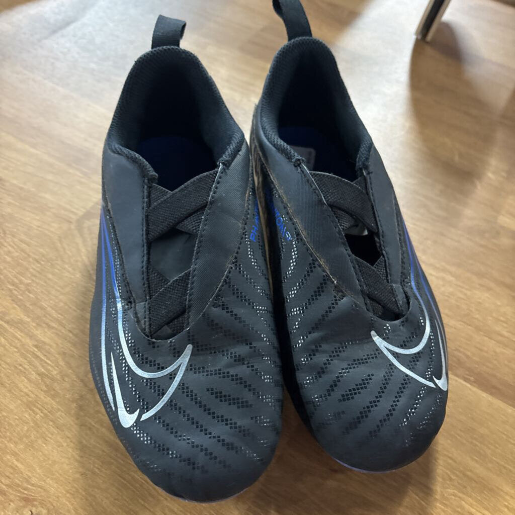 Nike Soccer Cleats - 3.5