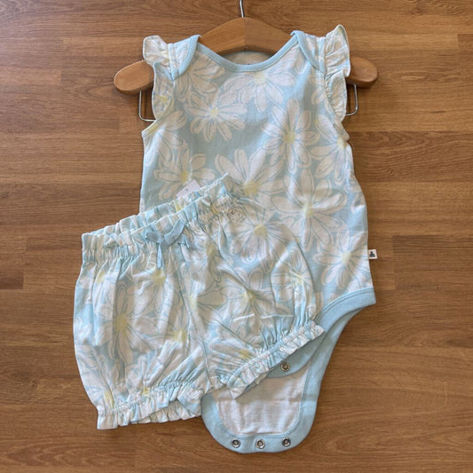NWT Baby Gap Daisy SS Onesie / Bloomers Set - 6/12m