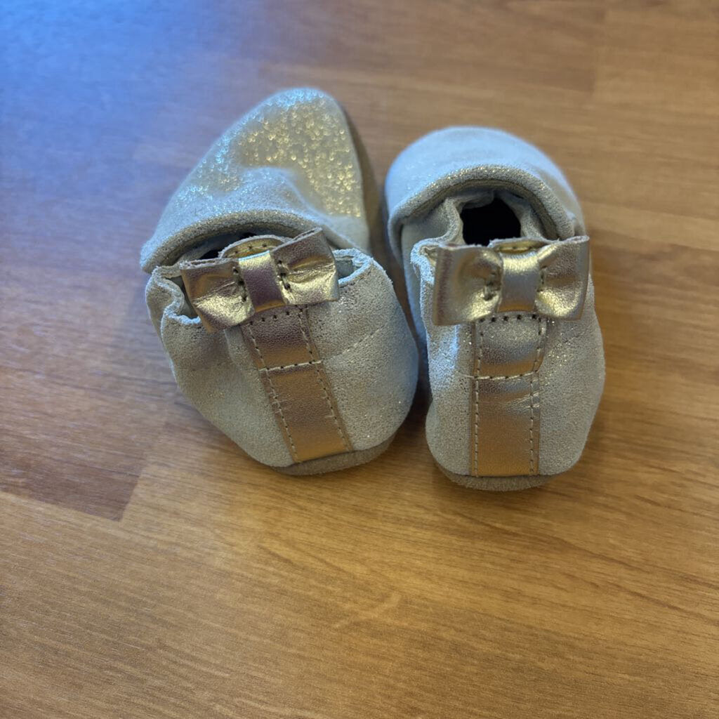 Robeez Gold Bow Mocs - 6/12m