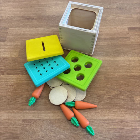 Lovevery Wooden Coin Bank / Carrot Set