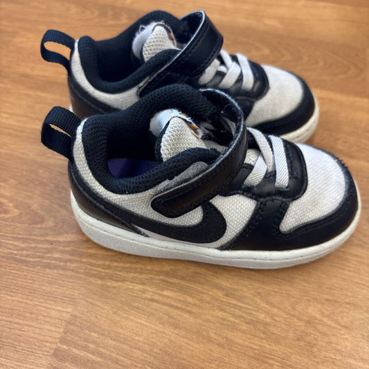 Nike Black/White Sneakers - 6