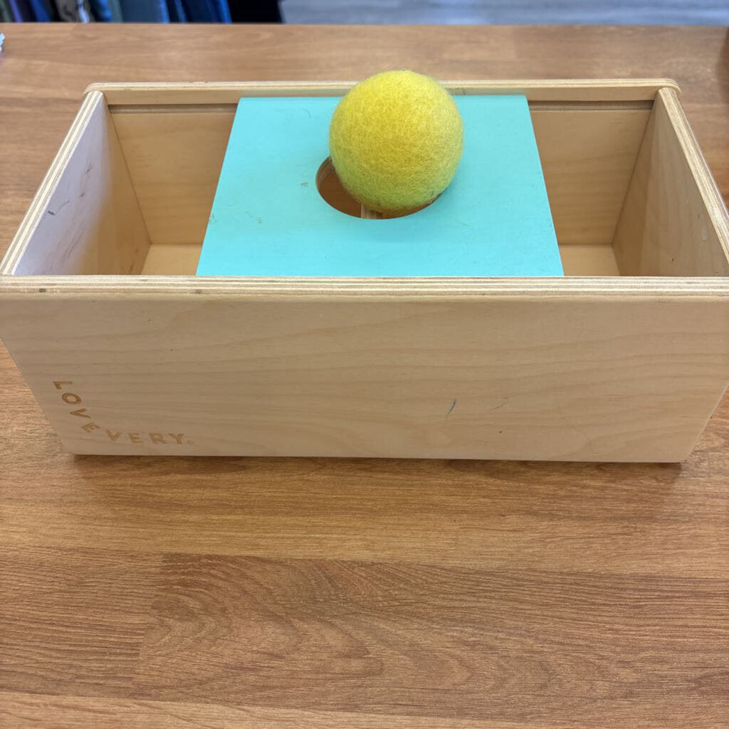 Lovevery Sliding Top Box w/ 1 Ball