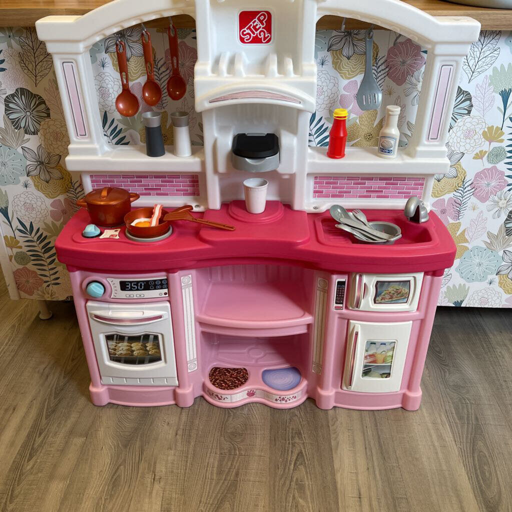 Step 2 Kitchen w/ Accessories