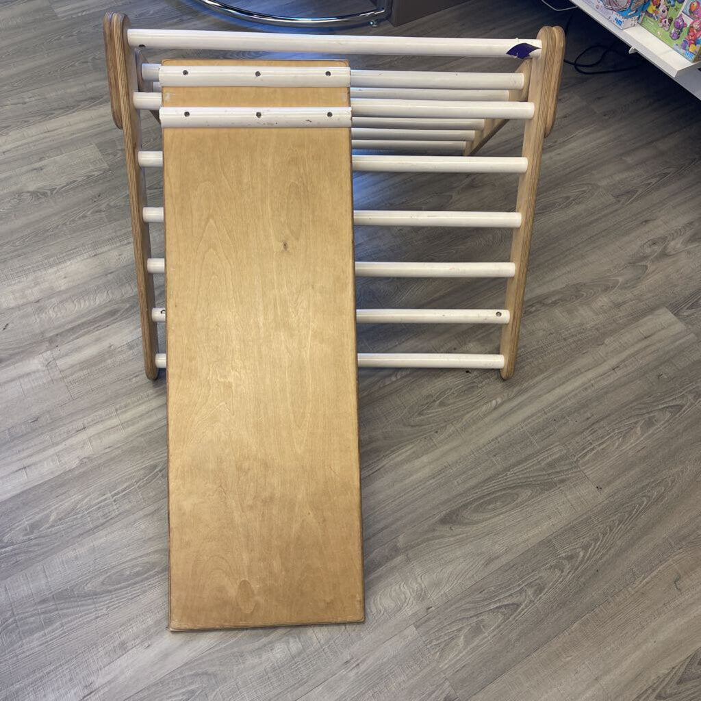 Wood Triangle Climber (wear)
