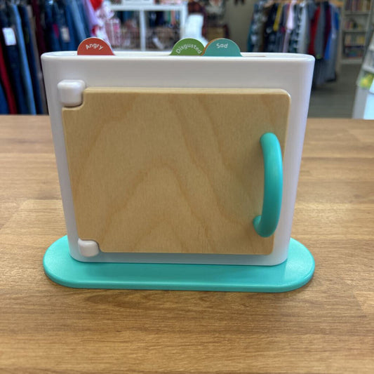 Lovevery Emotions Mirror