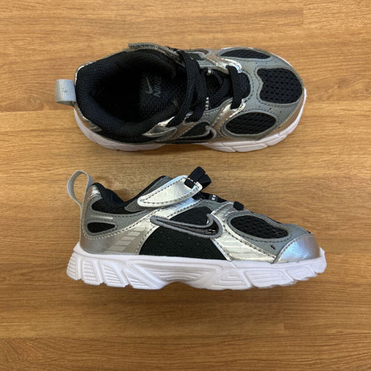 Nike Grey/Black Sneakers - 8