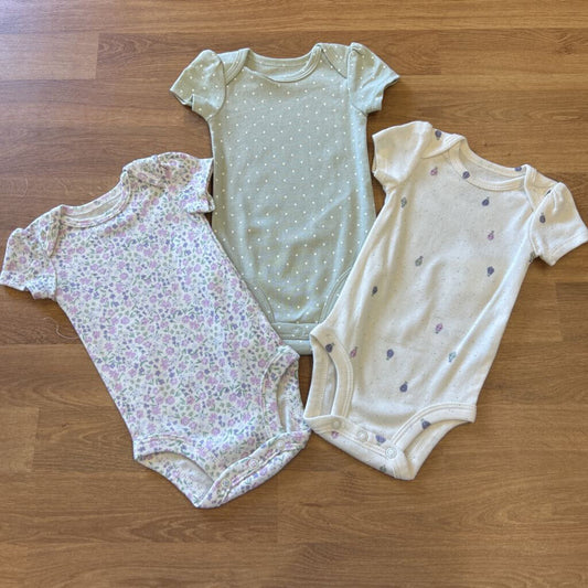 NWOT Carter's Set of 3 SS Onesies - NB