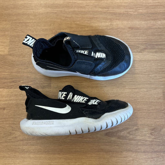 Nike Black/White Sneakers -7 (play condition)