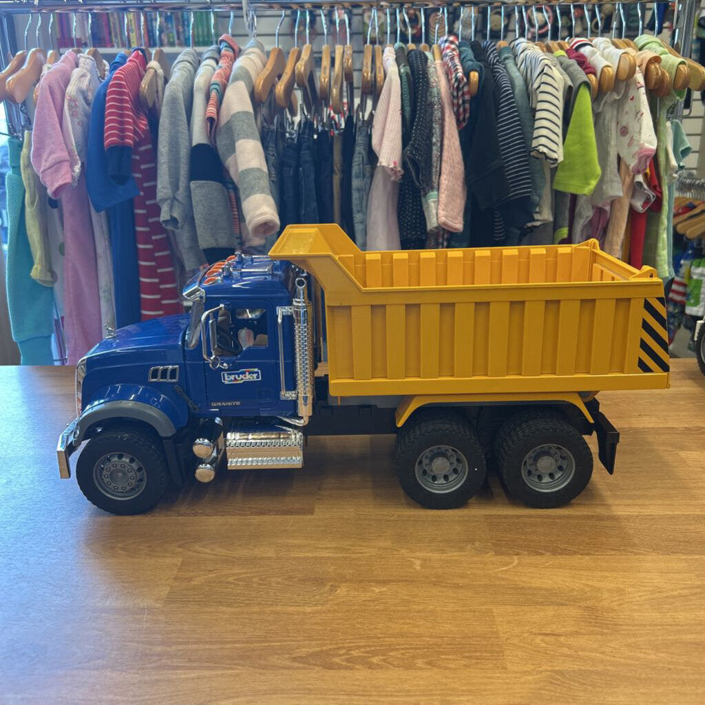 Bruder 02815 Mack Granite Dump Truck