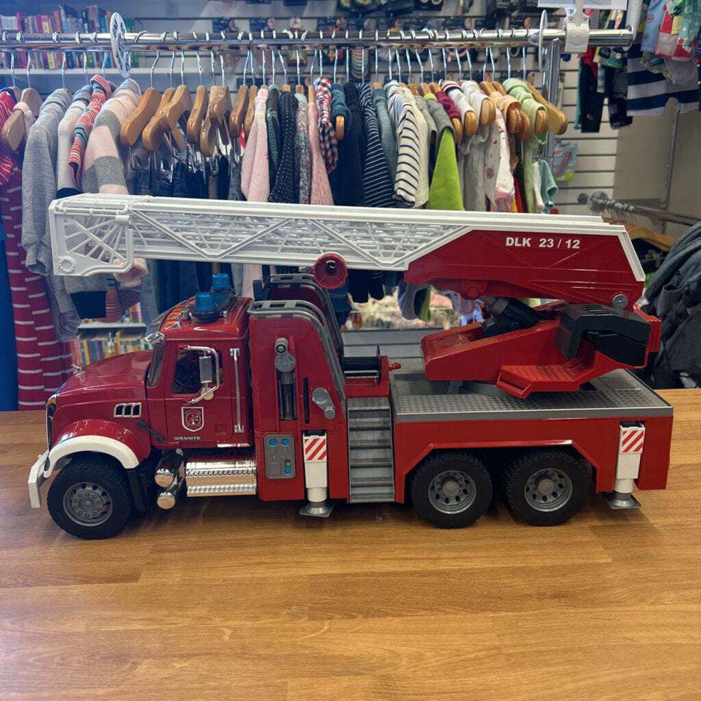 Bruder 02821 Mack Granite Fire Engine