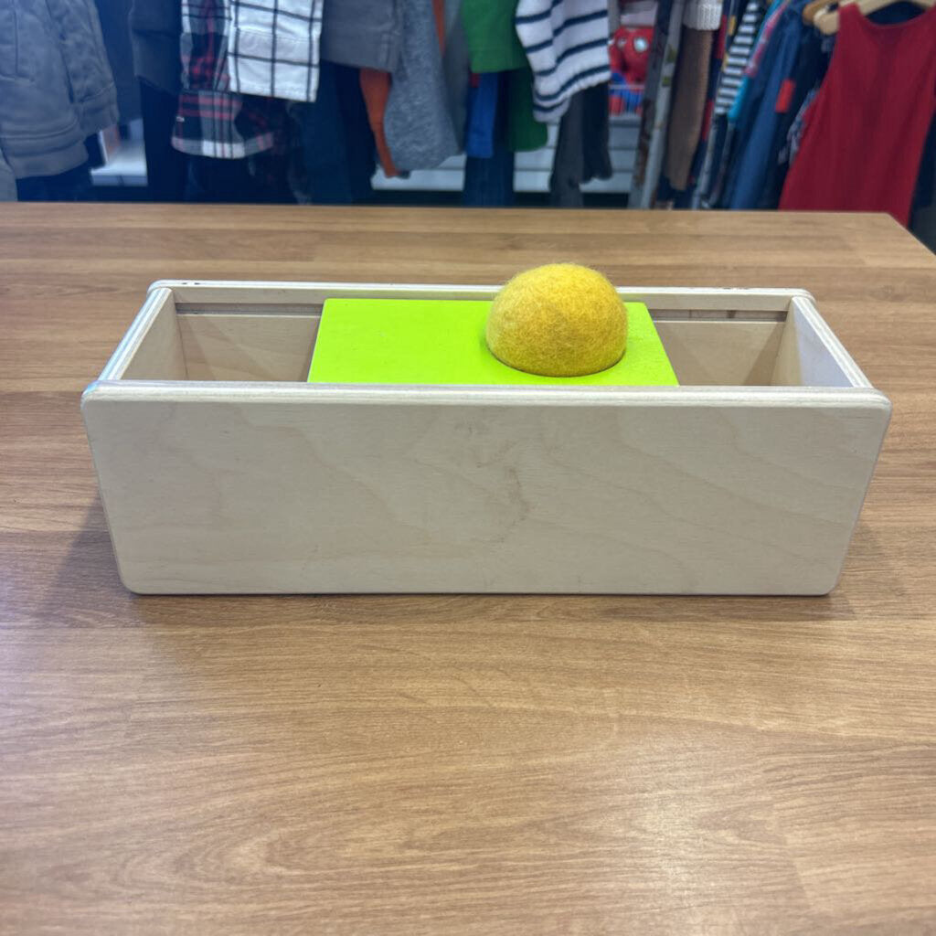 Lovevery Sliding Top Box w/ 1 Ball