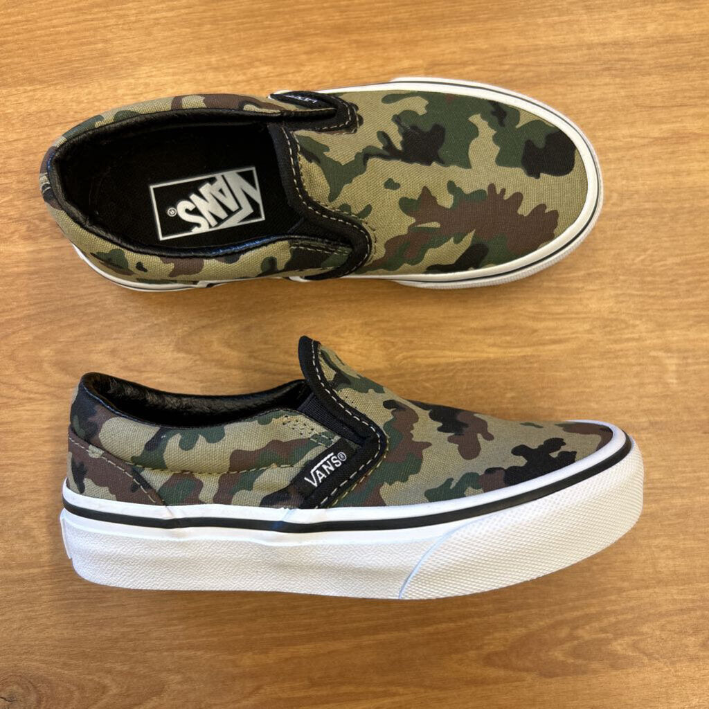 NEW Vans Camo Slip On Sneakers - 11