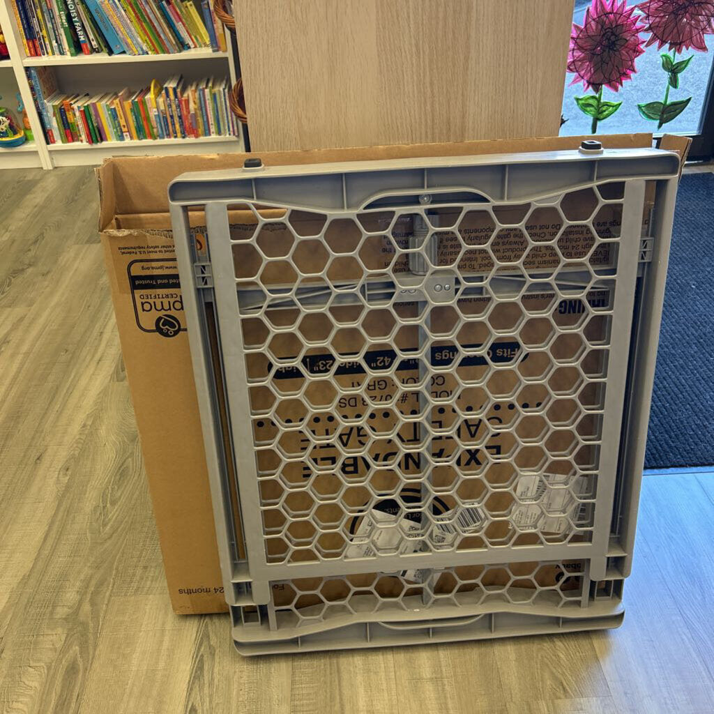 NEW Regalo Expandable Safety Gate