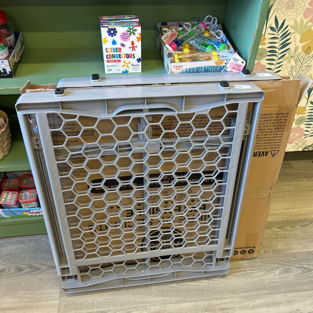 NEW Regalo Expandable Safety Gate