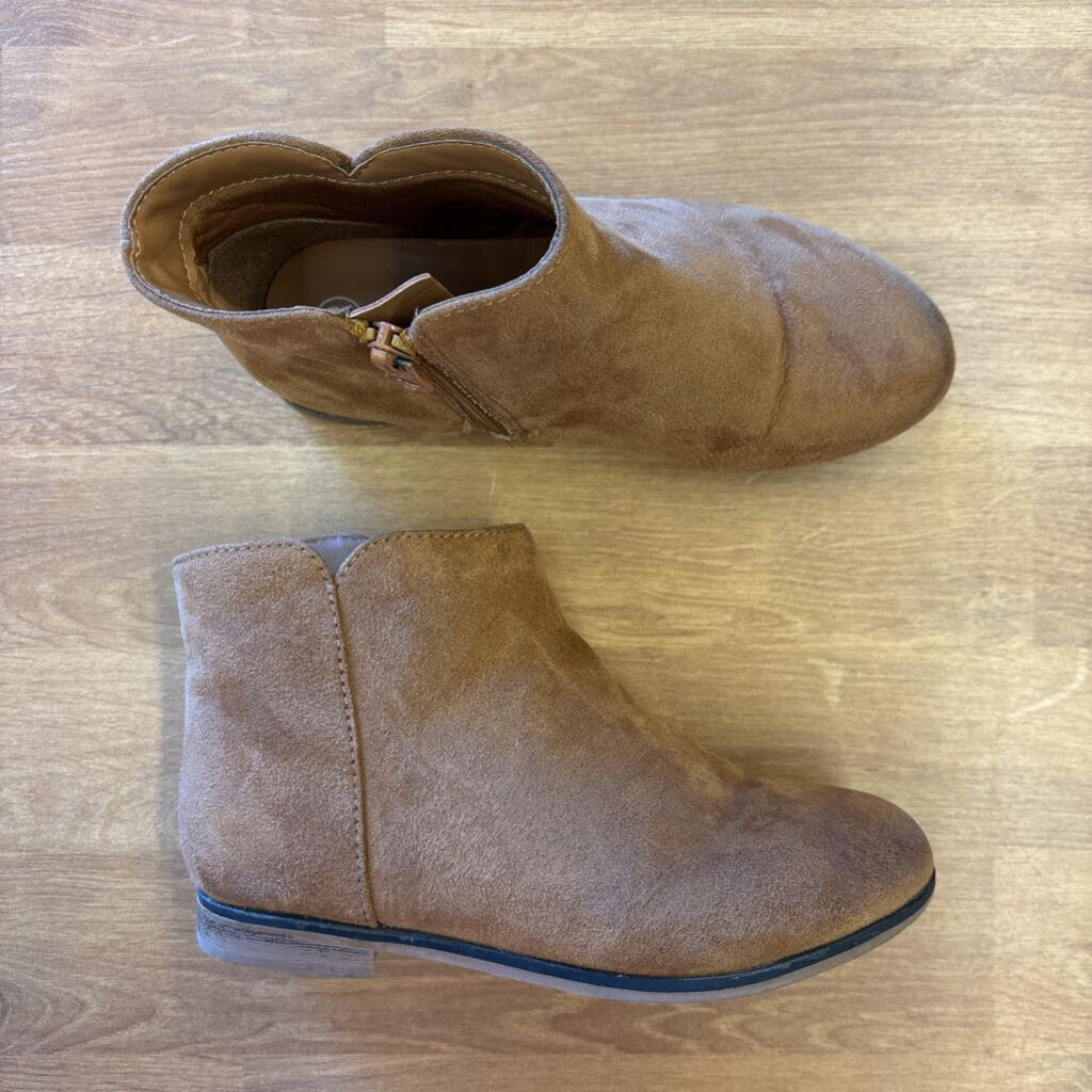 Cat & Jack Brown Ankle Boots (wear on toes) - 12